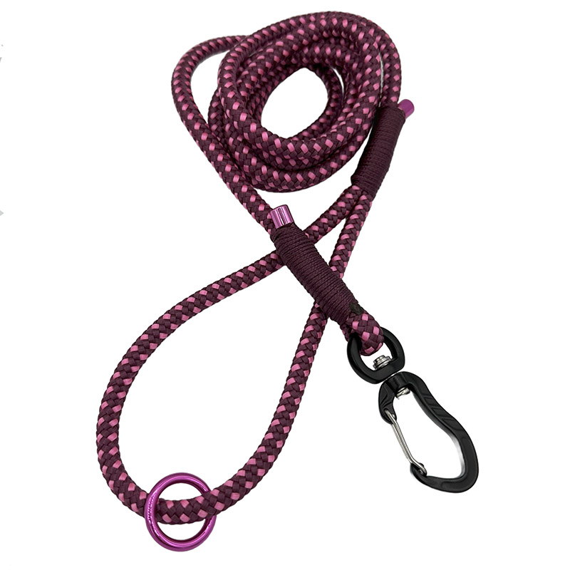 Tässä näkyy taluttimen väri aubergine ja neon pink. Siinä on alumiinihaka ja neonpinkit metallihatut köyden päissä sekä neonpinkki o-rengas